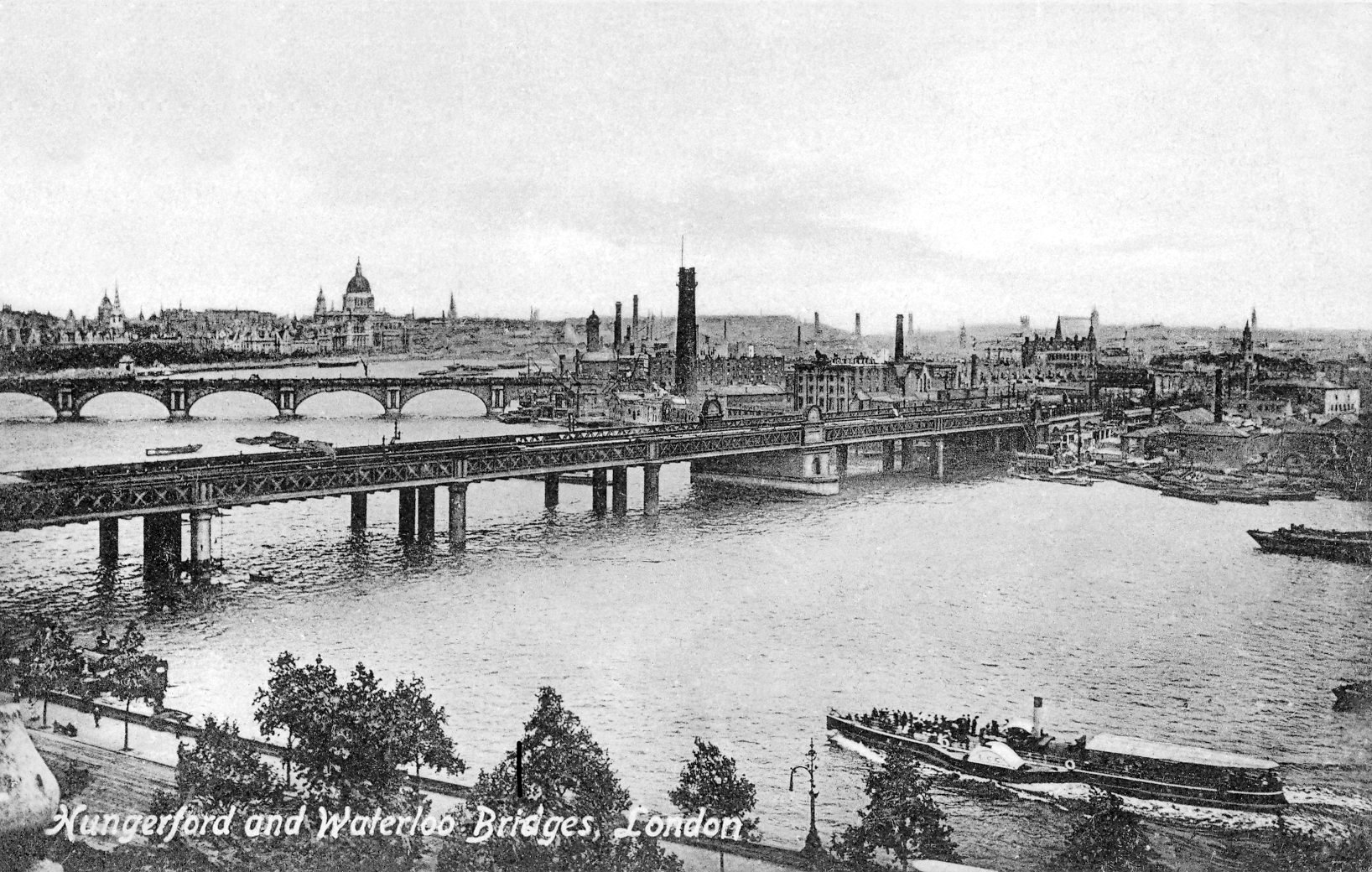 London Waterloo Bridge,river view